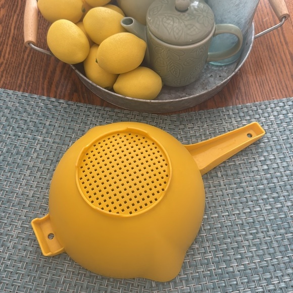 Vintage 7-inch Tupperware Strainer - Picture 3 of 3